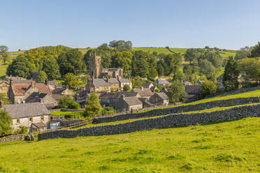 Blick auf Dorfkirche, Cottages und Trockensteinmauern, Hartington, Peak District National Park, Derbyshire, England, Vereinigtes Königreich, Europa - RHPLF18417