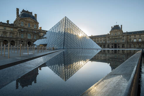 Louvre-Museum und Pyramide in der Morgendämmerung, Paris, Ile-de-France, Frankreich, Europa - RHPLF18428