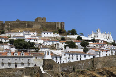 Blick auf die Burg von Mertola und die Kirche St. Mary's, Mertola, Alentejo, Portugal, Europa - RHPLF18433