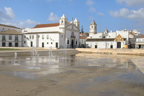 Kirche Santa Maria und Brunnen, Infante Dom Henrique-Platz, Lagos, Algarve, Portugal, Europa - RHPLF18435