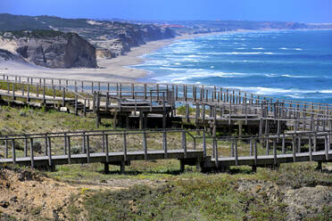 Promenade mit Blick auf die Atlantikküste, Foz de Arelho, Bezirk Leiria, Portugal, Europa - RHPLF18446