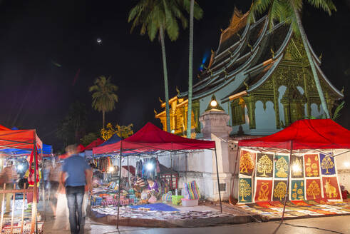Nachtmarkt vor dem Königspalast in Luang Prabang, Laos, Indochina, Südostasien, Asien - RHPLF18489