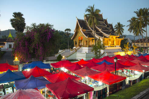 Nachtmarkt vor dem Königspalast in Luang Prabang, Laos, Indochina, Südostasien, Asien - RHPLF18492