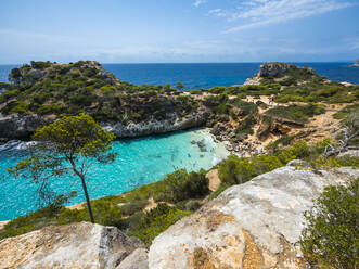 Spanien, Mallorca, Santanyi, Türkisfarbene Bucht von Calo des Moro Strand im Sommer - AMF08794