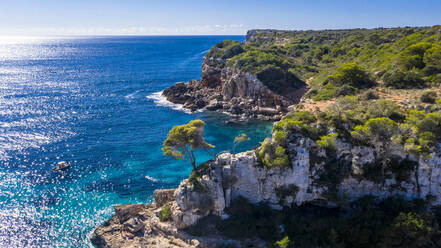 Spanien, Mallorca, Santanyi, Blick aus dem Hubschrauber auf steile Küstenklippen im Sommer - AMF08795