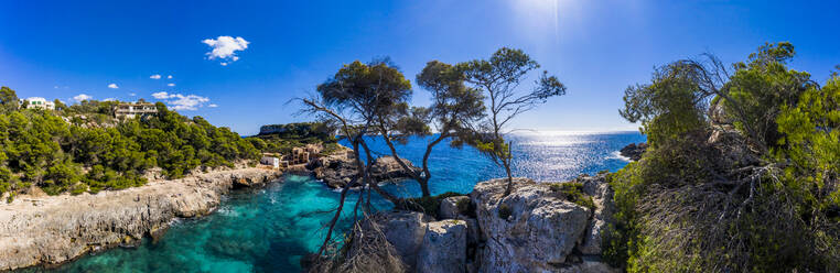 Spanien, Mallorca, Santanyi, Blick aus dem Hubschrauber auf die von steilen Küstenklippen umgebene Bucht im Sommer - AMF08796