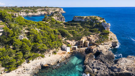 Spanien, Mallorca, Santanyi, Blick aus dem Hubschrauber auf das Küstendorf im Sommer - AMF08797