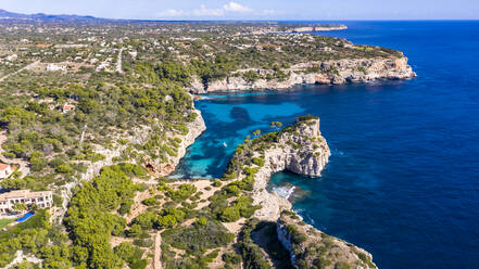 Spanien,Mallorca, Santanyi, Blick aus dem Hubschrauber auf die Klippen der Küste im Sommer - AMF08798