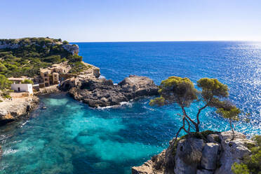 Spanien, Mallorca, Santanyi, Blick aus dem Hubschrauber auf das Küstendorf, umgeben vom blauen Wasser des Mittelmeers im Sommer - AMF08801