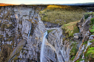 Aussicht auf den Wasserfall Salto del Nervion, der eine hohe Klippe hinabstürzt - DSGF02339