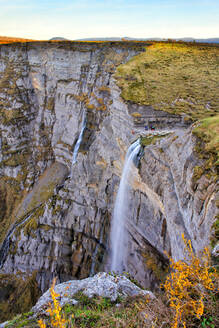 Aussicht auf den Wasserfall Salto del Nervion, der eine hohe Klippe hinabstürzt - DSGF02340