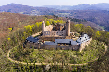 Deutschland, Hessen, Bensheim, Blick aus dem Hubschrauber auf Schloss Auerbach im Frühling - AMF08803