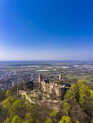 Deutschland, Hessen, Bensheim, Blick aus dem Hubschrauber auf den strahlend blauen Himmel über Schloss Auerbach im Frühling - AMF08808