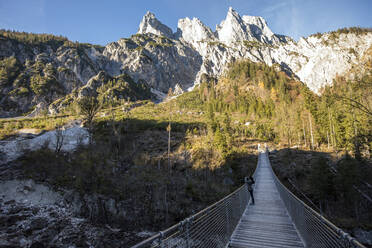 Deutschland, Bayern, Wanderin fotografiert von Hängebrücke im Nationalpark Berchtesgaden - ZCF01030