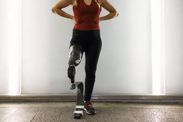 Sportler mit Beinprothese steht in einer Unterführung an der Wand - IFRF00159