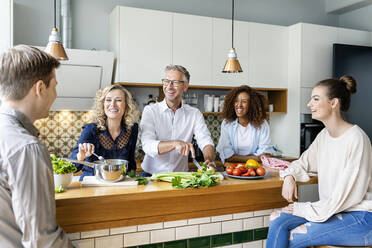 Glückliche Geschäftsleute kochen gemeinsam in der Büroküche - PESF02401