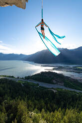 Frau auf Luftseilen auf dem Stawamus Chief in Squamish, British Columbia, Kanada - ISF24287