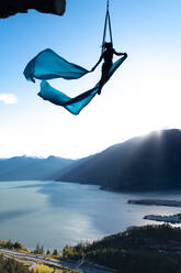 Frau auf Luftseilen auf dem Stawamus Chief in Squamish, British Columbia, Kanada - ISF24290