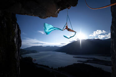 Frau auf Luftseilen auf dem Stawamus Chief in Squamish, British Columbia, Kanada - ISF24291