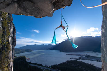 Frau auf Luftseilen auf dem Stawamus Chief in Squamish, British Columbia, Kanada - ISF24292