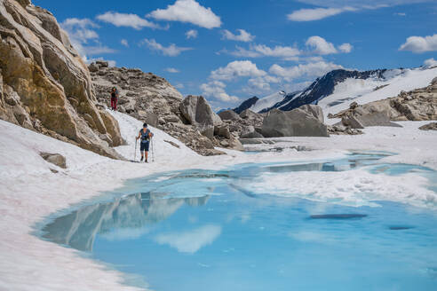 Bergsteiger beim Wandern im Bugaboo Property Released (PR)ovincial Park, British Columbia, Kanada - ISF24308