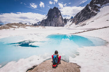 Bergsteiger mit Blick auf die Aussicht, Bugaboo Property Released (PR)ovincial Park, British Columbia, Kanada - ISF24312