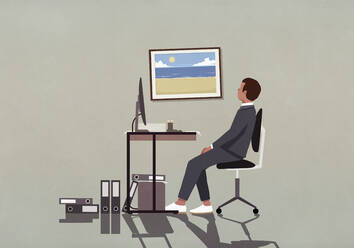 Geschäftsmann am Bürotisch mit Blick auf ein Foto vom Strand an der Wand - FSIF05408