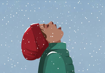 Unbekümmertes Mädchen mit zurückgelegtem Kopf, das fallenden Schnee isst - FSIF05411