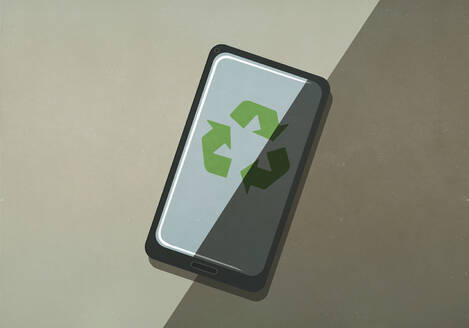 Grünes Recycling-Symbol auf dem Bildschirm eines Smartphones - FSIF05425