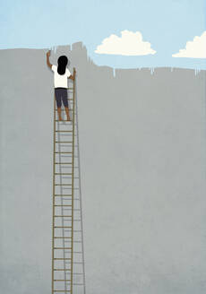 Frau auf Leiter malt blauen Himmel über grauer Wand - FSIF05437