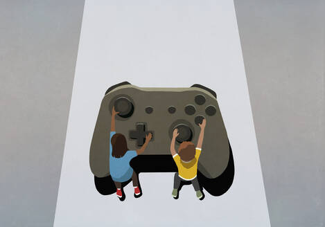 Junge und Mädchen spielen an einem großen Videospiel-Controller - FSIF05492