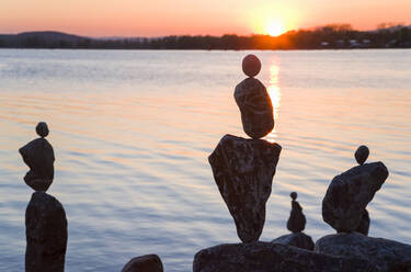 Balancierende Felsen am Ufer des Bodensees bei Sonnenuntergang - WDF06424