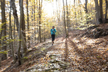 Sportlerin beim Laufen im Wald - JSRF01243