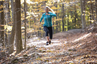 Junger Sportler läuft im Wald - JSRF01245