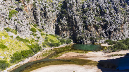 Idyllischer Blick auf die Schlucht Torrent De Pareis an einer Felswand, Sierra De Tramuntana, Mallorca, Balearen, Spanien - AMF08819