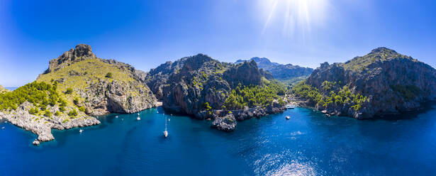 Idyllischer Blick auf das blaue Meer gegen, Mallorca, Torrent De Pareis, Sierra De Tramuntana, Balearen, Spanien - AMF08828