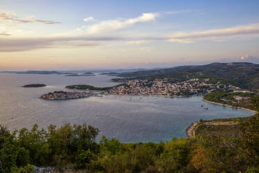 Kroatien, Gespanschaft Sibenik-Knin, Primosten, Stadt an der Adriaküste in der Abenddämmerung - MAMF01471