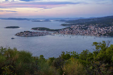 Kroatien, Gespanschaft Sibenik-Knin, Primosten, Stadt an der Adriaküste in der Abenddämmerung - MAMF01472