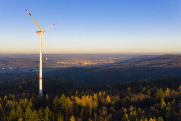 Windkraftanlage im herbstlichen Wald in der Abenddämmerung - WDF06431