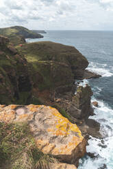 Panoramablick auf Berge und Meer in Santander, Spanien - JAQF00009