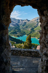 Vertikales Bild des Stausees von Guadalest, Spanien - CAVF91345