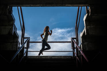 Fit Woman Doing Workout in einem Stadion - CAVF91371