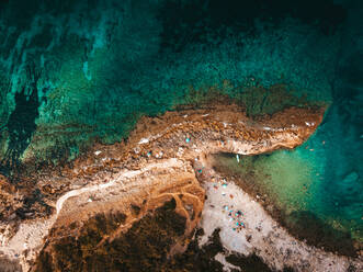 Luftaufnahme der majestätischen rauen Sandküste und des ruhigen Meeres mit türkisfarbenem Wasser - ADSF18833