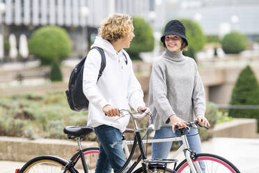 Junge Freunde fahren mit dem Fahrrad im Park - GGGF00466