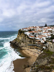 Portugal, Bezirk Lissabon, Azenhas do Mar, Küstenstadt am Rande der Steilküste - AMF08836