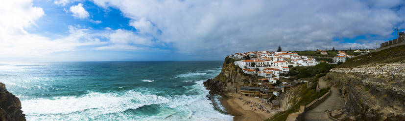 Portugal, Bezirk Lissabon, Azenhas do Mar, Panorama der Stadt am Meer am Rande der Küstenklippen - AMF08837