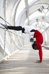 Sportler macht Handstand beim Training auf dem Gehweg - JCCMF00178