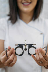 Lächelnde Optometristin mit Brille in der Klinik - MPPF01304