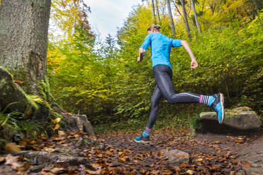 Mittelgroßer Sportler beim Trailrunning im Herbstwald am Kappelberg, Deutschland - STSF02724
