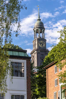 Deutschland, Hamburg, Glockenturm der historischen St. Michaelskirche - EGBF00538